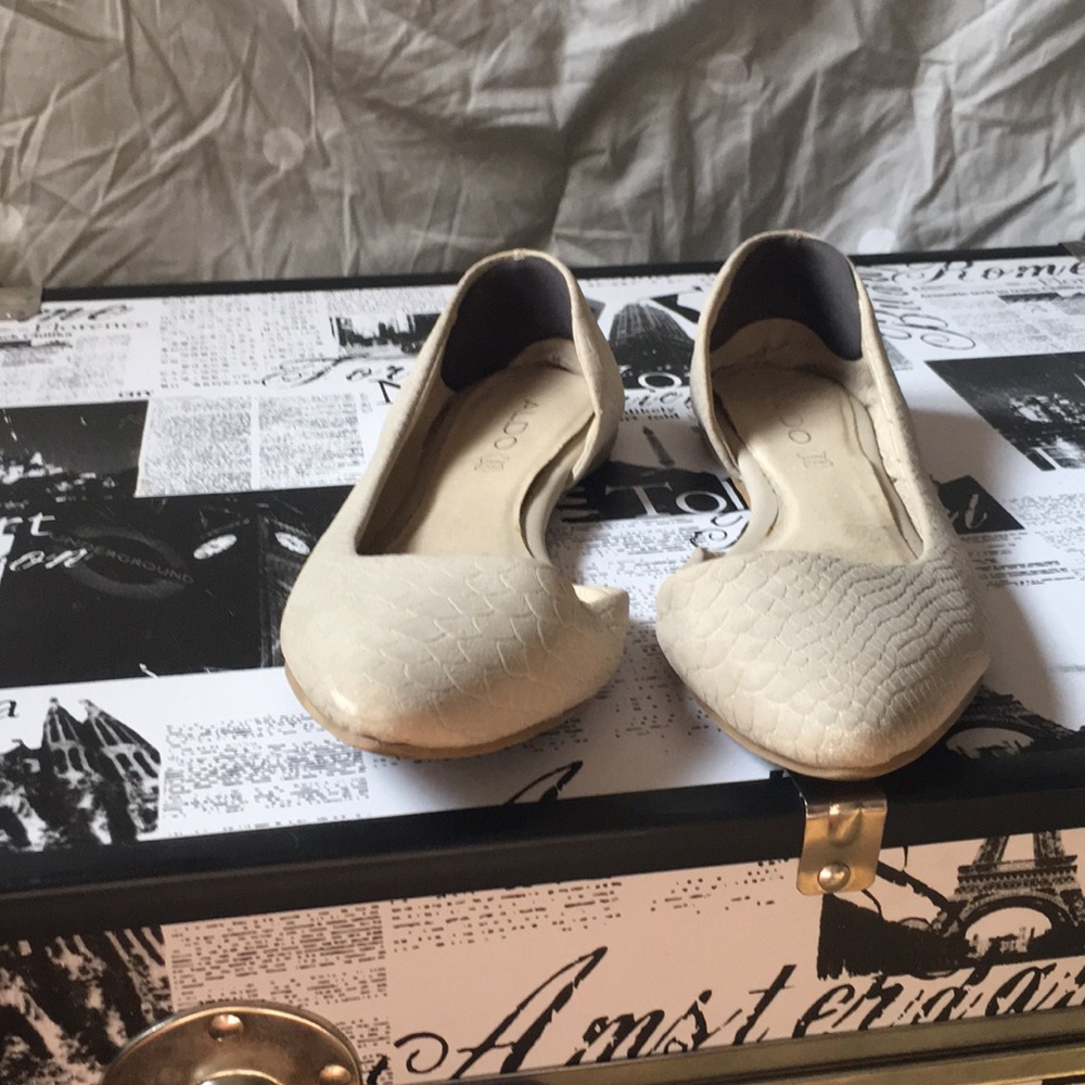 Cream pointy toe flats